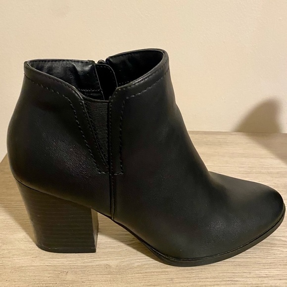 New Directions Dahlia Chunky Heeled Black Booties Size 8 - Picture 1 of 2